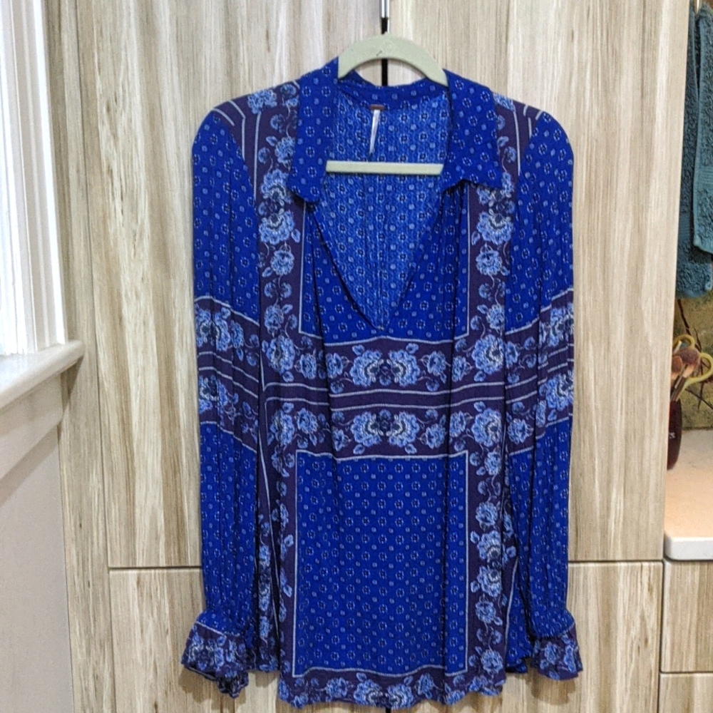 Free People; long sleeved blue and burgundy flowered tunic; Size L